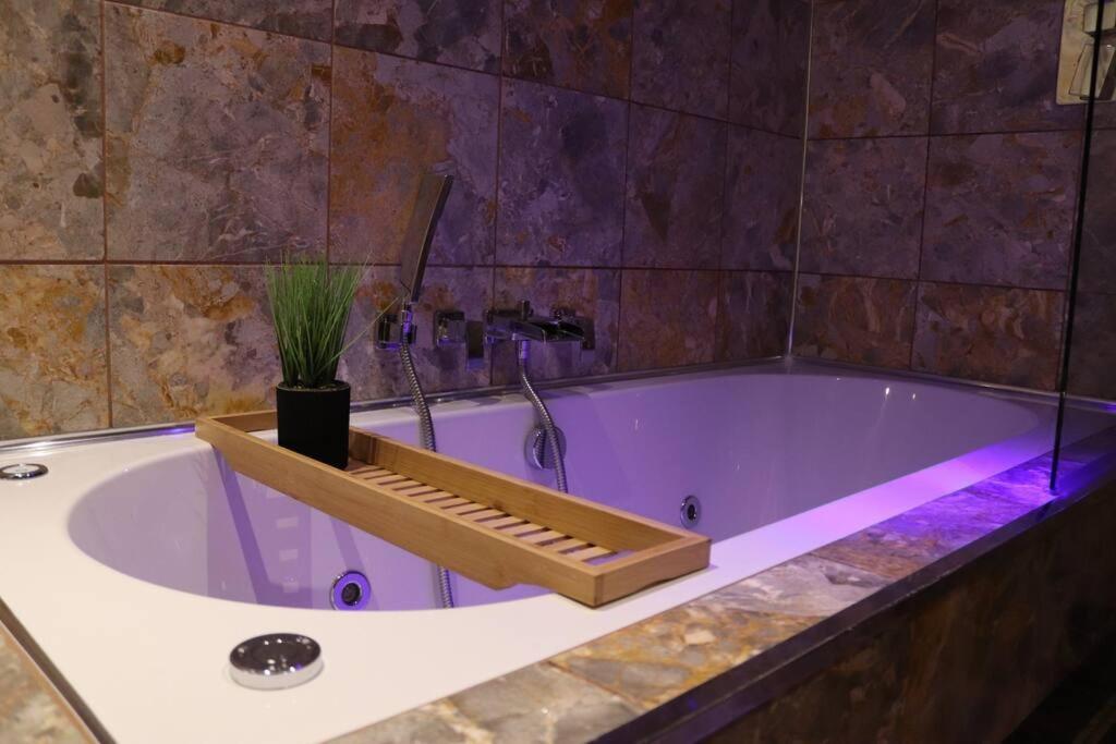 Cosy 3 Bedroom 2 Bathroom House With Parking Sheldon  المظهر الخارجي الصورة