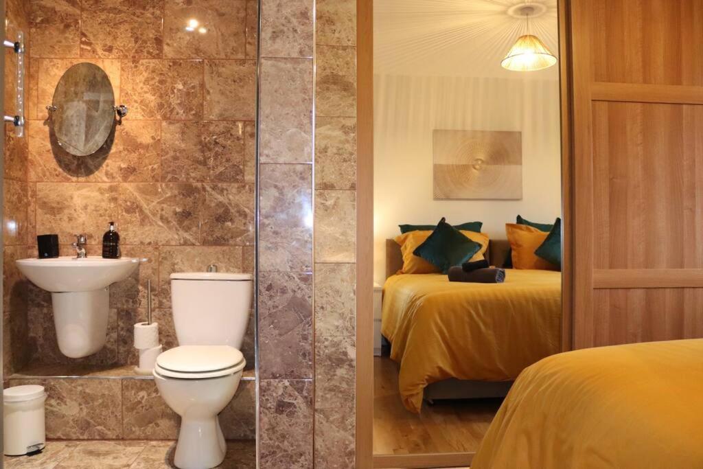 Cosy 3 Bedroom 2 Bathroom House With Parking Sheldon  المظهر الخارجي الصورة